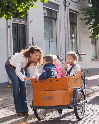 Babboe Curve Lastenrad mit drei Kindern