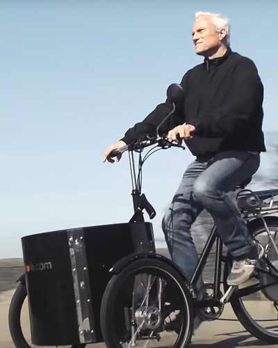 Senior fährt auf kompaktem Dreirad Lastenrad