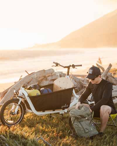 Mann fährt Zelten mit Yuba Supercargo Lastenrad